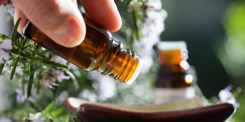 botellas de aceite de hierbas de aromaterapia aroma con hojas de flores  formulaciones de hierbas que