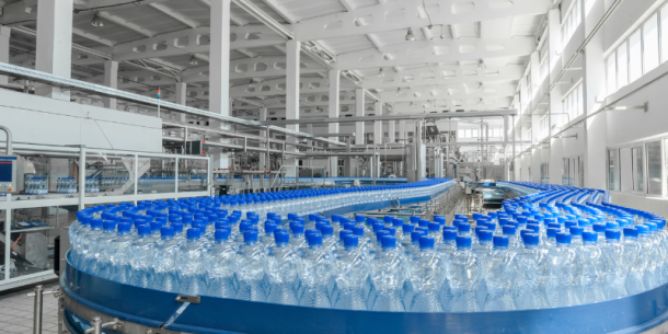 La importancia de análisis microbiológicos en la producción de agua embotellada y bebidas